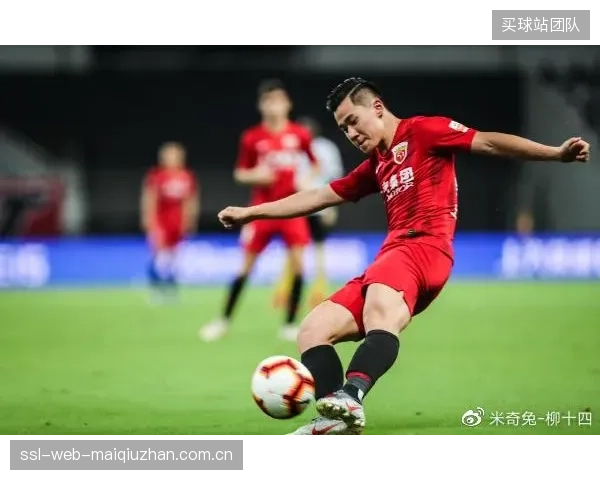 上海海港下半场调整战术奏效,刘祝润激活右路走廊撕裂三镇防线。 上海海港下半场调整战术奏效,刘祝润激活右路走廊撕裂三镇防线。